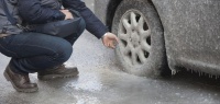 5 способов освободить машину, если колёса автомобиля вмёрзли в лёд