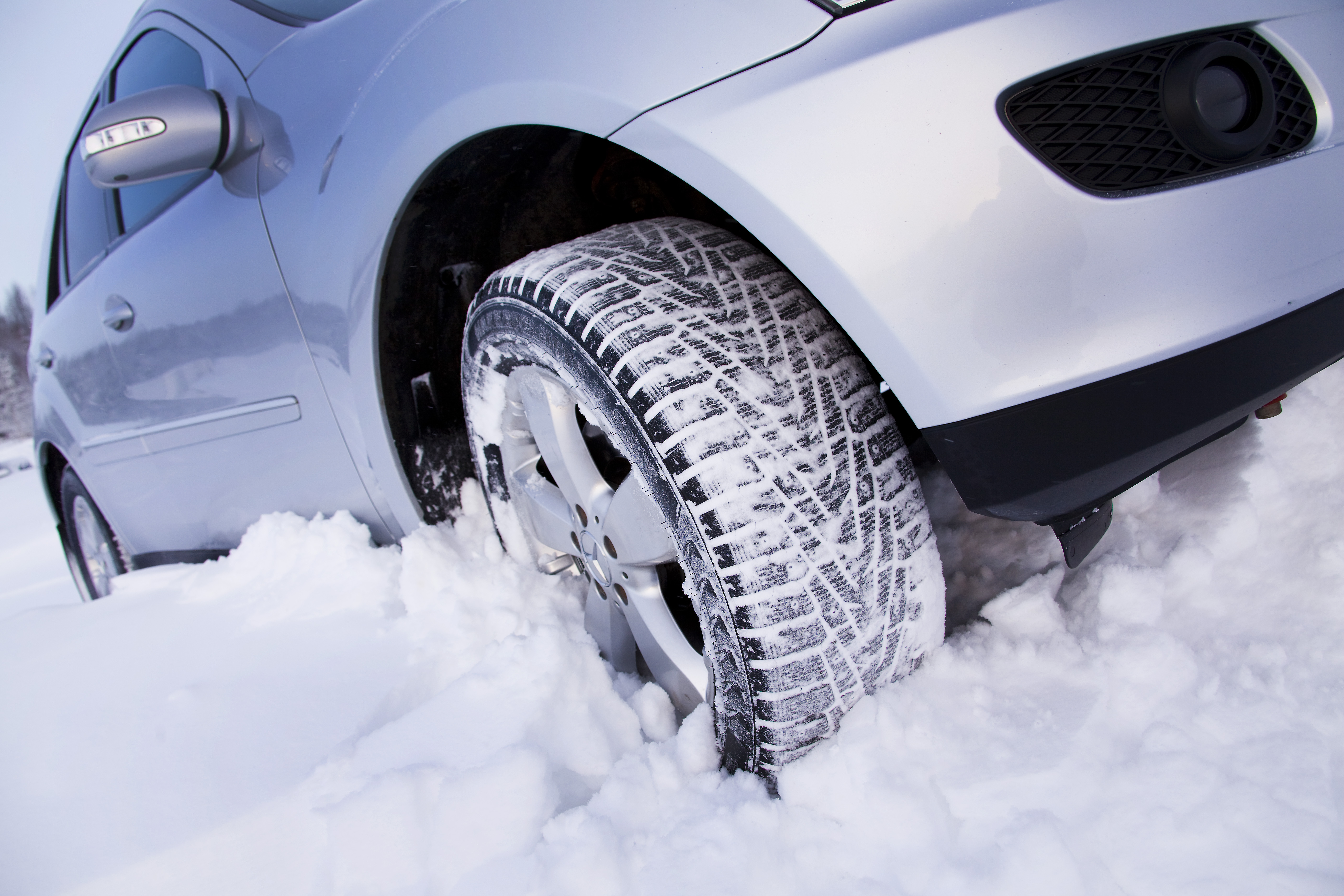 Шипованная резина для каких дорог. Зимние шины. Колесо в снегу. Зимняя резина на машине. Колеса на машину зимние.